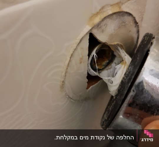 צינור מים מחובר לקיר עם חור ותיקון
